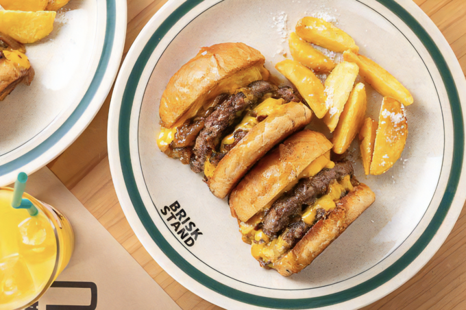 梅田駅すぐ│ハンバーガーを半分に“切ったやつ”で人気『BRISK STAND