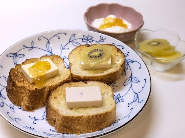 『キリ フルーツブレンド』をパンに乗せたところ