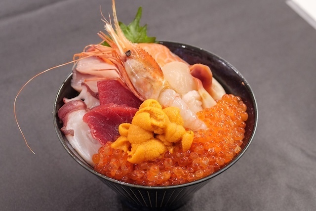 11時よりランチを食べられる『白金水産』の海鮮丼