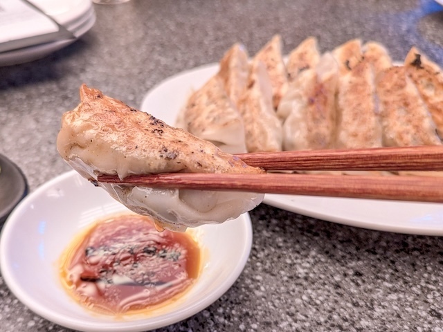 新宿で日曜にランチを提供している『ROCCOMAN reDine新宿店』の餃子