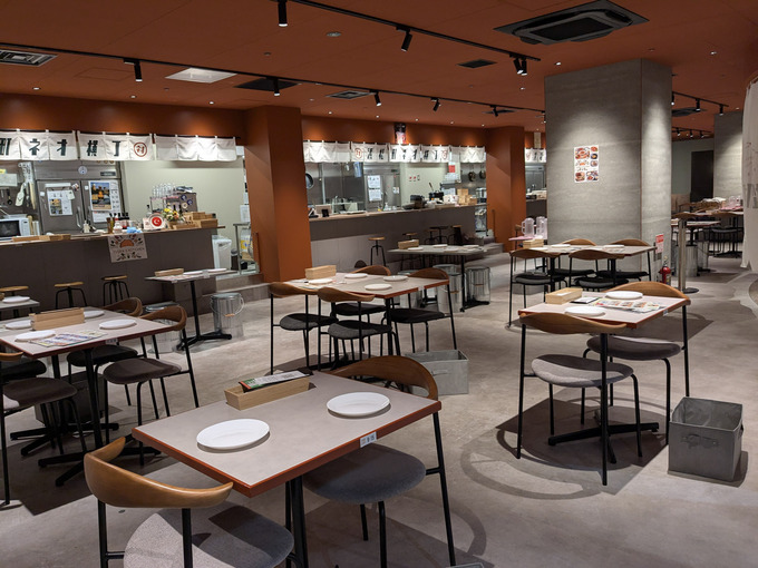 浜松町ネオ横丁店内