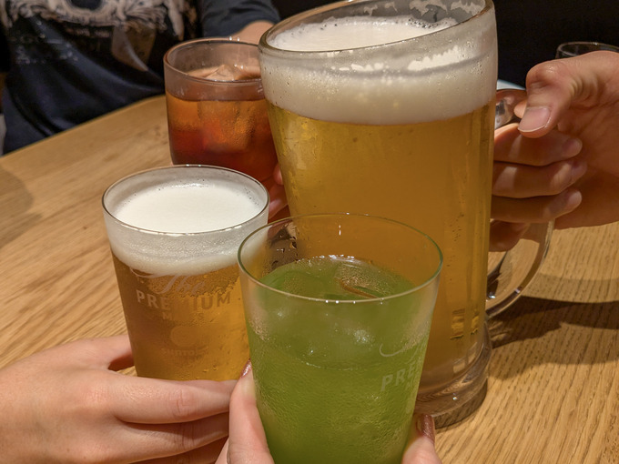 ビールやソフトドリンク、緑茶割りなど4人で乾杯