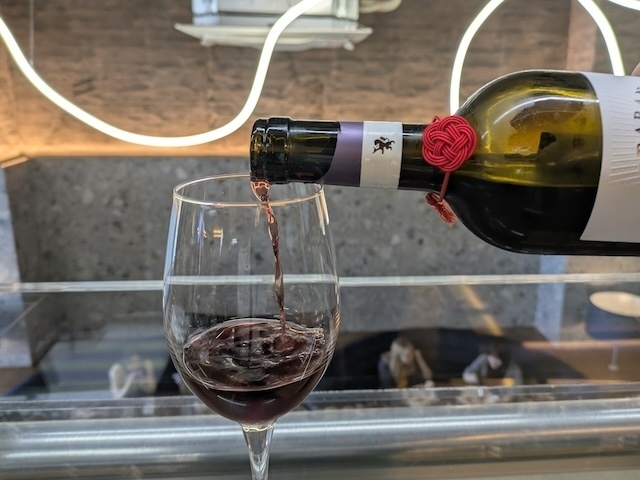 新宿でワインの飲み放題を提供する『ワイン365』で、ワインをグラスに注ぐ所