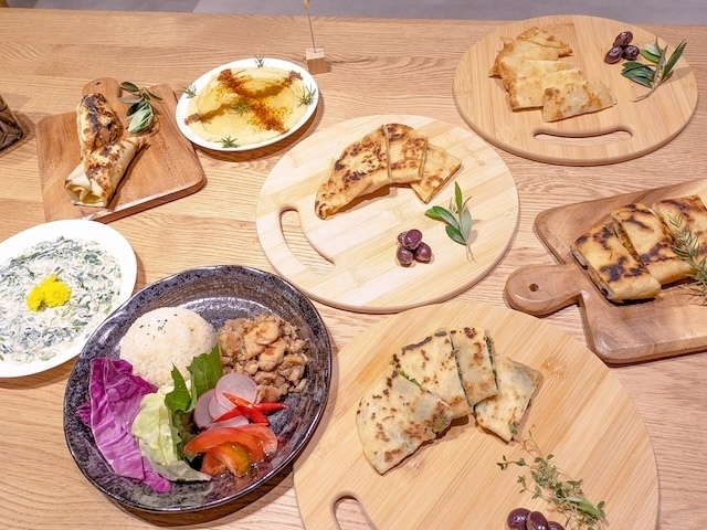 汐留芝離宮ビルディングのフードコート『浜松町ネオ横丁』に入る『YUSRA'S KITCHEN』の料理