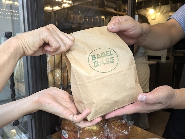 東急電鉄「いつでもよりみちパス」を利用できる『BAGEL BASE』のベーグルを受け取る所