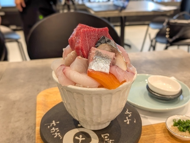 札幌・4PLA地下にある『ODORiBA大通バル』に入店する『シハチ鮮魚店 4PLA店』の料理