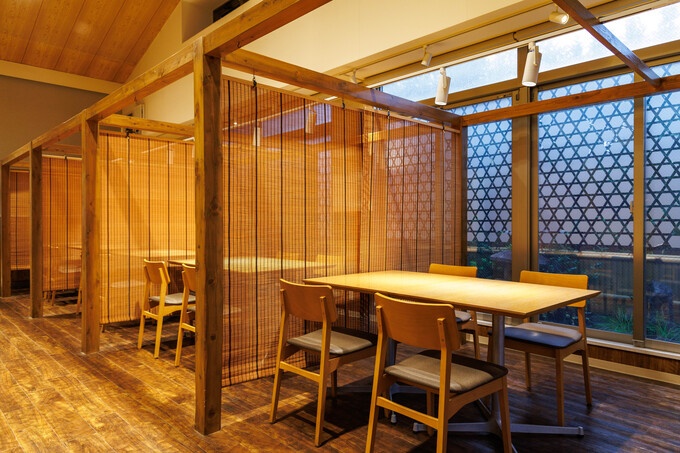 京都の天然温泉施設「伏見力の湯」じねんと食堂の内観