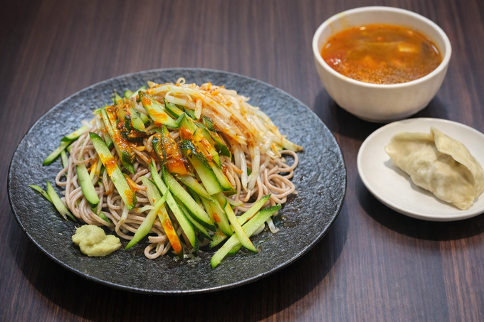 浜松町｜喉越し抜群の蕎麦にたっぷり野菜をON！餃子＆スープ付きセット