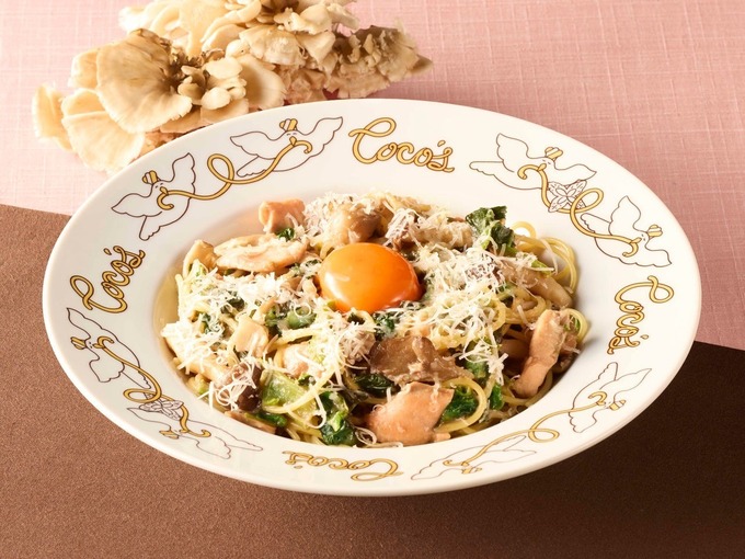 「トリュフ香るサーモンときのこのクリーム月見パスタ」1,309円（税込）