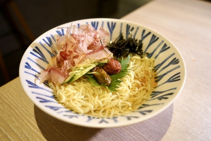 『伊太そば＆肉とピザの伊太バル』の“次男くん”の「冷やしカツオ出汁ラーメン」の写真