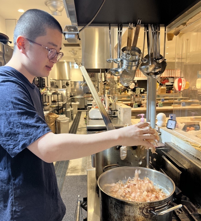 『伊太そば＆肉とピザの伊太バル』の“次男くん”の写真