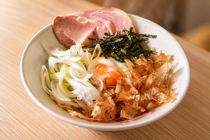 『伊太そば＆肉とピザの伊太バル』の“次男くん”の「追い鰹醤油まぜそば」の写真