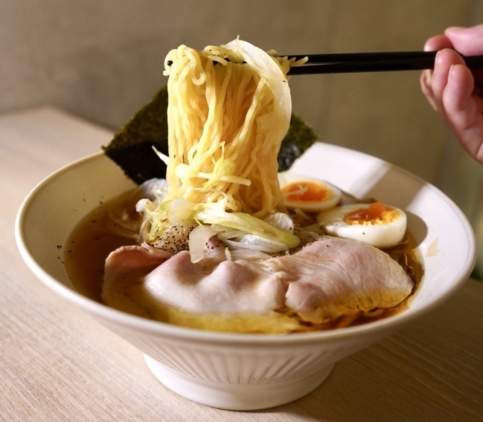 『伊太そば＆肉とピザの伊太バル』の“次男くん”の「カツオ醤油ラーメン」の写真