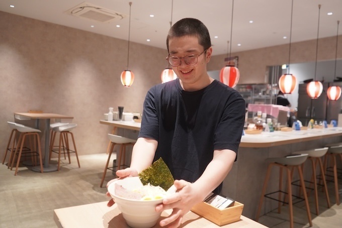 『伊太そば＆肉とピザの伊太バル』の“次男くん”の写真