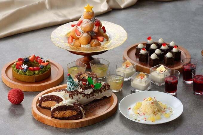 クリスマスディナーブッフェに並ぶ華やかなスイーツ