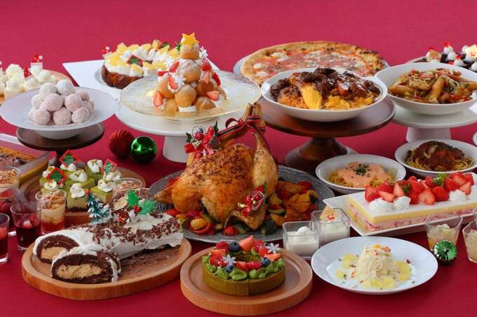 白を基調にしたスイーツが並ぶクリスマススイーツ＆ランチブッフェ