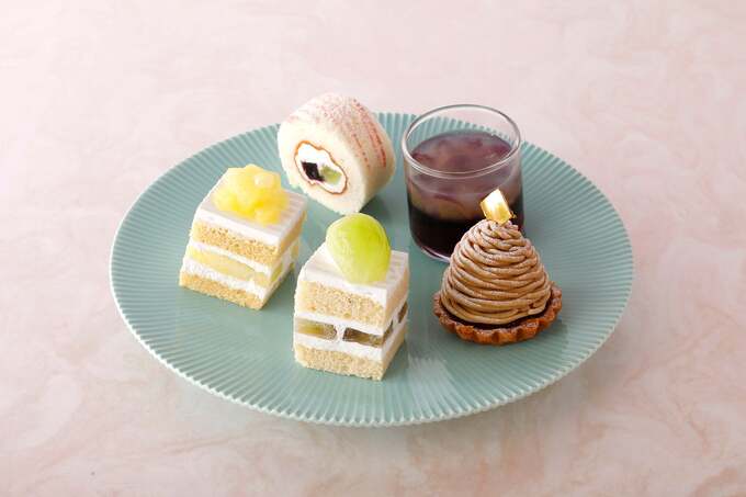 スーパーモンブランやぶどうのスイーツが並ぶ上段