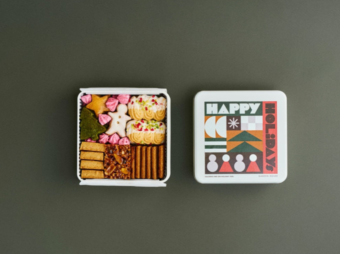 HAPPY HOLIDAYSの文字が入ったクリスマスクッキー缶